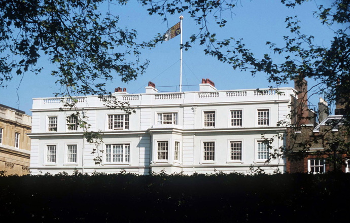 Clarence House
Pokud byste hledali adresu Prince Charlese a Camilly Parker, najdete ji právě zde, v tomto londýnském sídle. To bylo po svatbě Alžběty a Philipa také jejich domovem, přebývala zde od roku 1953 do 2002 i královna matka a WIlliam s Harrym zde měli trvalé bydliště do té doby, než se přestěhovali do svých soukromých rezidencí v Kensingtonském paláci.
Clarence House
Pokud byste hledali adresu Prince Charlese a Camilly Parker, najdete ji právě zde, v tomto londýnském sídle. To bylo po svatbě Alžběty a Philipa také jejich domovem, přebývala zde od roku 1953 do 2002 i královna matka a WIlliam s Harrym zde měli trvalé bydliště do té doby, než se přestěhovali do svých soukromých rezidencí v Kensingtonském paláci.