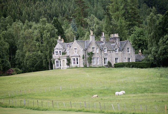 Craigowan Lodge
Tato rustikální kamenná “chata” se nachází asi kilometr os hradu Balmoral a oblíbili si jí především Charles s Dianou, kteří zde trávili návštěvy Skotska. Dům se sedmi ložnicemi dnes občas obývá i Alžběta s Philipem.
Craigowan Lodge
Tato rustikální kamenná “chata” se nachází asi kilometr os hradu Balmoral a oblíbili si jí především Charles s Dianou, kteří zde trávili návštěvy Skotska. Dům se sedmi ložnicemi dnes občas obývá i Alžběta s Philipem.