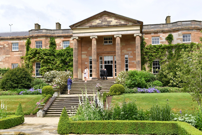 Hillsborough Castle
Oficiální sídlo královny v Severním Irsku je zasazeno do 100 akrů zahrad a upraveného anglického trávníku.
Hillsborough Castle
Oficiální sídlo královny v Severním Irsku je zasazeno do 100 akrů zahrad a upraveného anglického trávníku.