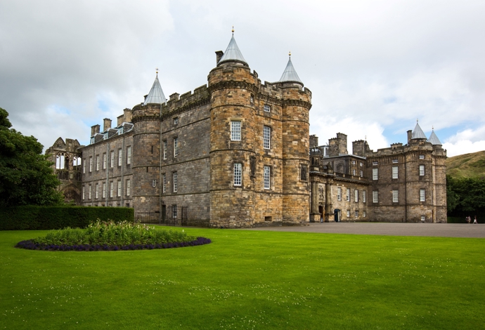 The Palace of Holyroodhouse
Tento “skromný příbytek” je oficiálním sídlem královny ve Skotsku již od roku 1128. Pořádá se zde mnoho událostí, včetně oslav skotské kultury. Palác je celoročně přístupný veřejnosti.
The Palace of Holyroodhouse
Tento “skromný příbytek” je oficiálním sídlem královny ve Skotsku již od roku 1128. Pořádá se zde mnoho událostí, včetně oslav skotské kultury. Palác je celoročně přístupný veřejnosti.