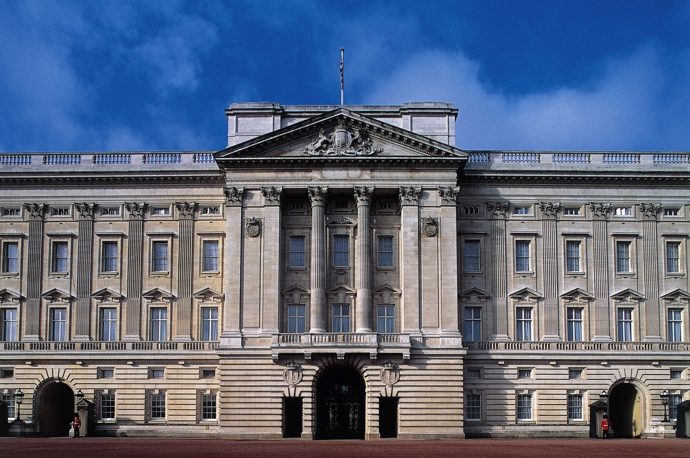 Buckinghamský palác
Jde o nejznámější a nejnavštěvovanější ze všech královských nemovitostí. Zůstává oficiálním sídlem britských monarchů od roku 1837 a Alžběta II. s princem Philipem zde vyřizují přes týden všechny pracovní povinnosti. Palác je navržen v neoklasicistním stylu, má celkem 775 pokojů, z toho 188 pro zaměstnance, 92 z nich tvoří kanceláře, naleznete zde i 78 koupelen, 52 královských ložnic a pokojů pro hosty a 19 státních místností.
Buckinghamský palác
Jde o nejznámější a nejnavštěvovanější ze všech královských nemovitostí. Zůstává oficiálním sídlem britských monarchů od roku 1837 a Alžběta II. s princem Philipem zde vyřizují přes týden všechny pracovní povinnosti. Palác je navržen v neoklasicistním stylu, má celkem 775 pokojů, z toho 188 pro zaměstnance, 92 z nich tvoří kanceláře, naleznete zde i 78 koupelen, 52 královských ložnic a pokojů pro hosty a 19 státních místností.
