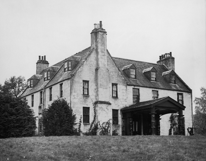 Birkhall
Birkhall je součástí panství Balmoral a koupila ho Victorie pro svého syna Edwarda prince z Walesu v roce 1849.
Birkhall
Birkhall je součástí panství Balmoral a koupila ho Victorie pro svého syna Edwarda prince z Walesu v roce 1849.