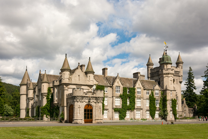 Balmoral Castle
Tento hrad, který se nachází ve skotském Aberdeenshire, slouží jako letní sídlo a rozkládá se na 50 000 akrech a patří k němu 150 budov. Koupili ho královna Viktorie s princem Albertem a od té doby se mezi členy královské rodiny těší velké oblibě.
Balmoral Castle
Tento hrad, který se nachází ve skotském Aberdeenshire, slouží jako letní sídlo a rozkládá se na 50 000 akrech a patří k němu 150 budov. Koupili ho královna Viktorie s princem Albertem a od té doby se mezi členy královské rodiny těší velké oblibě.