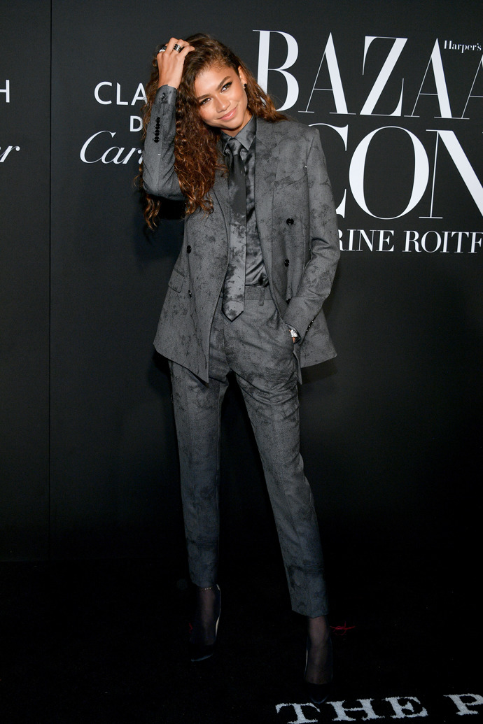  

Že je Zendaya královna kostýmků vám asi říkat nemusíme. Zde se oblékla do šedého pánského kostýmu doplněného lodičkami. Fandíme androgynnímu stylu a tleskáme.

