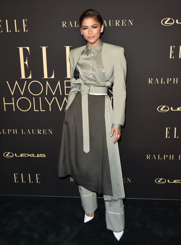  

Power dressing na druhou. Zendaya pozvedla formální oblek na ležérní eleganci s naprostou grácií. Tleskáme také volbě odstínů šedé! Monochromním outfitem nikdy nemůžete šlápnout vedle.
