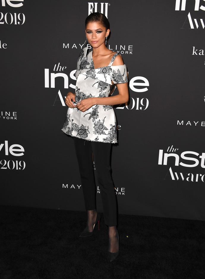  

Někdy jsou elegantnější volbou kalhoty se zajímavým topem než šaty. Zendaya je toho důkazem. Tento model je dobrou volbou pro ty, kteří se nechtějí vzdát pohodlí tepláků, ale zároveň se těší, až se budou moci obléci do společnosti.
