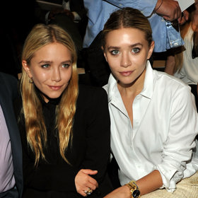 Mary-Kate a Ashley Olsen
Herecké hvězdy přelomu milénia jsou jednoznačně Mary-Kate a Ashley Olsen. Dnes si jejich filmy můžete pustit spíše z nostalgie, dvojčata se totiž záhy vydala jinou cestou. Společně založily módní značku The Row, která vyniká minimalističností a nadčasovými střihy. My samozřejmě toužíme po všem, co sestry navrhnou, protože styl Olsenek byl pro nás vždy ikonický.
Mary-Kate a Ashley Olsen
Herecké hvězdy přelomu milénia jsou jednoznačně Mary-Kate a Ashley Olsen. Dnes si jejich filmy můžete pustit spíše z nostalgie, dvojčata se totiž záhy vydala jinou cestou. Společně založily módní značku The Row, která vyniká minimalističností a nadčasovými střihy. My samozřejmě toužíme po všem, co sestry navrhnou, protože styl Olsenek byl pro nás vždy ikonický.
