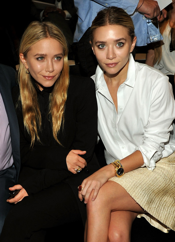 Mary-Kate a Ashley Olsen
Herecké hvězdy přelomu milénia jsou jednoznačně Mary-Kate a Ashley Olsen. Dnes si jejich filmy můžete pustit spíše z nostalgie, dvojčata se totiž záhy vydala jinou cestou. Společně založily módní značku The Row, která vyniká minimalističností a nadčasovými střihy. My samozřejmě toužíme po všem, co sestry navrhnou, protože styl Olsenek byl pro nás vždy ikonický.
Mary-Kate a Ashley Olsen
Herecké hvězdy přelomu milénia jsou jednoznačně Mary-Kate a Ashley Olsen. Dnes si jejich filmy můžete pustit spíše z nostalgie, dvojčata se totiž záhy vydala jinou cestou. Společně založily módní značku The Row, která vyniká minimalističností a nadčasovými střihy. My samozřejmě toužíme po všem, co sestry navrhnou, protože styl Olsenek byl pro nás vždy ikonický.