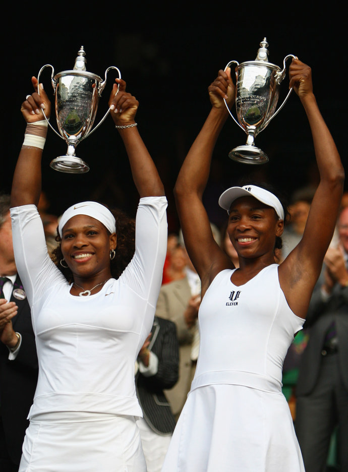 Venus a Serena Williams
Sestry Williamsovy dělí pouze jeden rok. Jendy z nejlepších profesionálních hráček tenisu všech dob jsou opravdovým sesterským power duem. Starší Venus je sedminásobnou vítězkou grandslamového titulu a mladší Serena dokonce vítězkou třiadvacetinásobnou. Mimo svojí tenisovou kariéru se věnují také módě a interiérovému designu. Ostatně i jejich tenisové outfity jsou vždy estetickou podívanou, nemyslíte?
Venus a Serena Williams
Sestry Williamsovy dělí pouze jeden rok. Jendy z nejlepších profesionálních hráček tenisu všech dob jsou opravdovým sesterským power duem. Starší Venus je sedminásobnou vítězkou grandslamového titulu a mladší Serena dokonce vítězkou třiadvacetinásobnou. Mimo svojí tenisovou kariéru se věnují také módě a interiérovému designu. Ostatně i jejich tenisové outfity jsou vždy estetickou podívanou, nemyslíte?