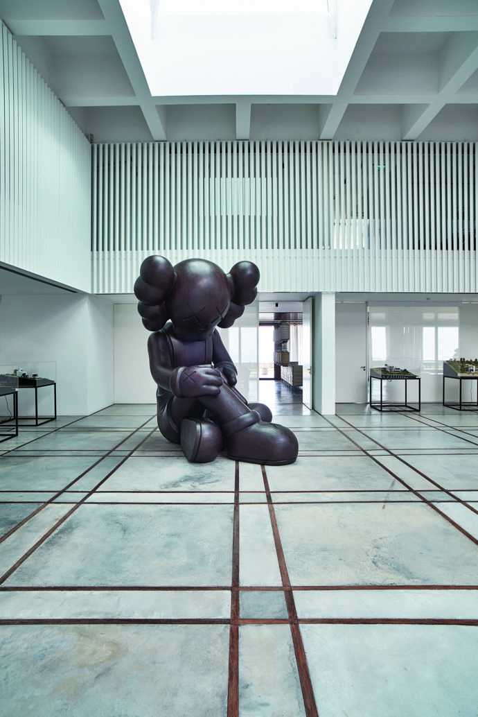 

Tenhle Kaws je „HUUUGGGGEEE“! Cítíte se vedle něj nicotní asi jako vedle Golema. První zdání „easy pop díla“ klame, plastika je propracovaná do nejposlednějšího detailu.
