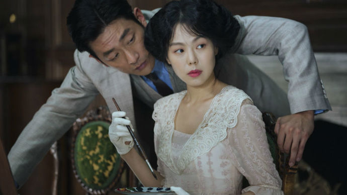  

Komorná (2016)

Mysteriózně romantické drama pod taktovkou jihokorejského režiséra Chan-wook Parka si získalo přízeň spousty kritiků. Šlechtična, na kterou si brousí zuby chlípný strýc a jednoho podvodníka, kteří si jí chtějí uzurpovat každý pro sebe. Šlechtična však vzplane láskou pro svojí novou komornou...což spustí dramatický chod událostí. Úderné drama není obvyklým romantickým snímkem, nudit se u něj však rozhodně nebudete.
