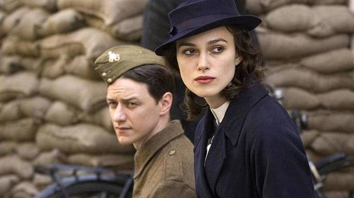  

Pokání (2007)

Hlavní hrdinové v podání Keiry Knightley a Jamese McAvoye spolu tvoří bezhlavě zamilovanou dvojici. Série nedorozumění, kterou způsobí naivní dítě, spustí nešťastný chod událostí, který milencům krutě změní život. Joe Wright film natočil podle knižní předlohy spisovatele Iana McEwana.
