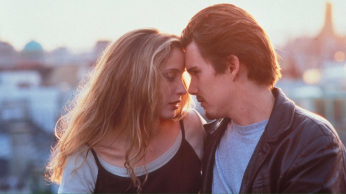  

Před úsvitem (1995)

Kultovní devadesátková romance Richarda Linklatera je nezámýšleným prvním dílem trilogie. Příběh začíná v rychlíku z Budapeště do Vídně, kde se potká francouzská studentka s mladým Američanem. Neplánovaně spolu brouzdají Vídní, kde je čeká 14 nezapomenutelných hodin. Poku jste toto inteligentní romantické drama Julii Delpy a Ethanem Hawkem ještě neviděli, jsme si jistí, že se zapíše mezi vaše oblíbené filmy.
