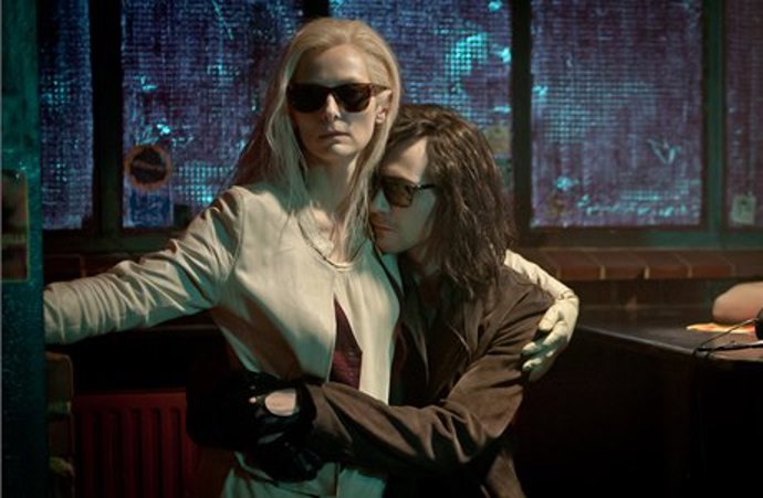  

Přežijí jen milenci (2013)

Atypický romantický film o dvojici kulturně založených upírů Adama a Evy v podání Toma Hiddelstona a Tildy Swinton. Stylová Eva miluje poezii a undergroundový Adam zase hudbu. „Moodovka" z režie Jima Jarmusche vás překvapí svým netradičním příběhem o upírské lásce. 
