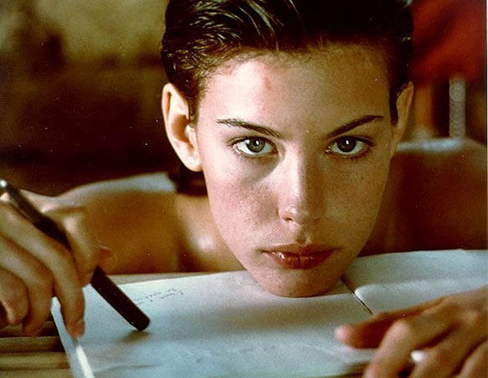  

Svůdná krása (1996)

Velikán romantické kinematografie Bernardo Bertolucci do svého letního dramatu obsadil Liv Tyler, která ztvárnila mladou americkou dívku Lucy, jež odjela na prázdniny do Toskánska. Hrdince se na dechberoucím místě odkrývá zcela jiná vrstva její osobnosti a prožívá léto svého života. Smyslné, citové drama, ke kterému se chcete vrátit.

