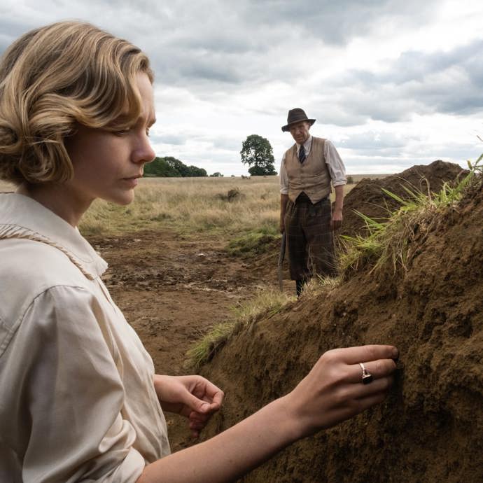  

Vykopávky (2021)

Nedávno vydaný film natočený podle skutečné události (sledujte na Netflixu), se odehrává ve 30. letech a odkrývá nalezení archeologicky významného pohřebiště na pozemku Edith Pretty (Carey Mulligan) tehdy nedoceněným archeologem Basilem Brownem (Ralph Fiennes). Příběhem se proplétají hned dvě romantické zápletky, byť na první dobrou tento historický snímek nemusí působit, jako tradiční romantický film. Natočil Simon Stone. 
