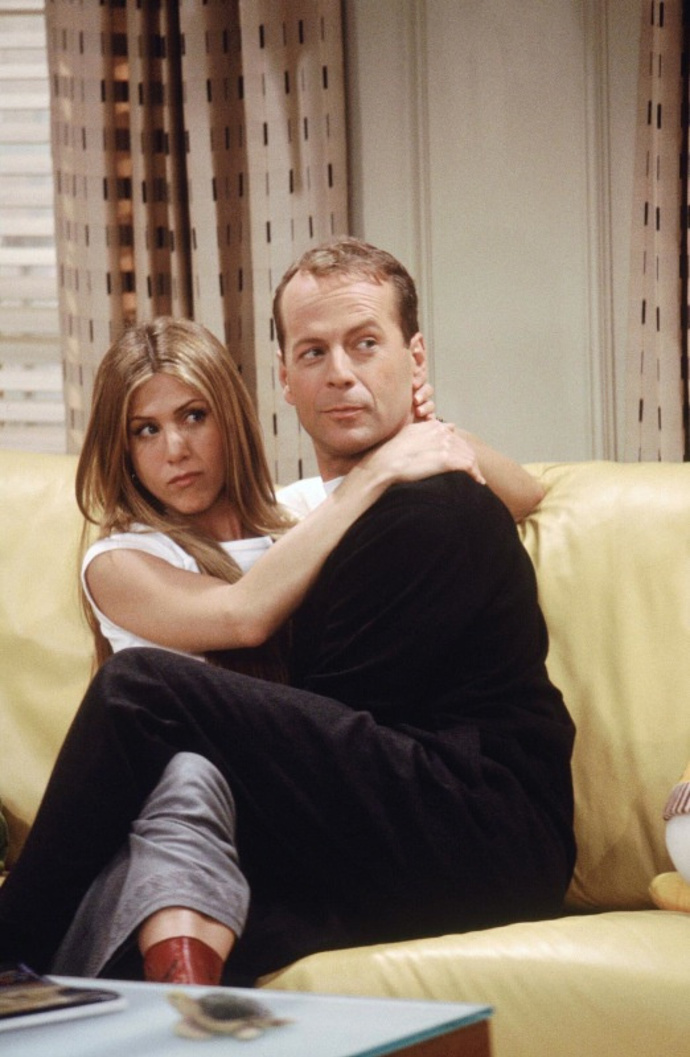  

Bruce Willis


Bruce si v seriáluu zahrál otce jedné z mladších přítelkyň Rosse a sám se zakouká do Rachel. Opět zápletka jak z romantické komedie.
