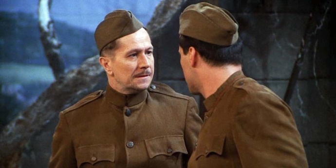  

Gary Oldman

Garry hraje hereckého kolegu Joyeho, který s ním natáčí film z Druhé světové války, avšak má velký problém s výslovností.
