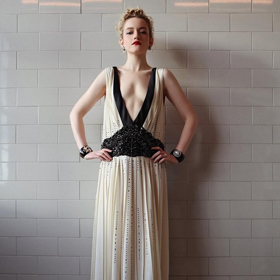 Julia Garner v elegantních šatech inspirovaných 20. léty minulého století od Prady.
Julia Garner v elegantních šatech inspirovaných 20. léty minulého století od Prady.