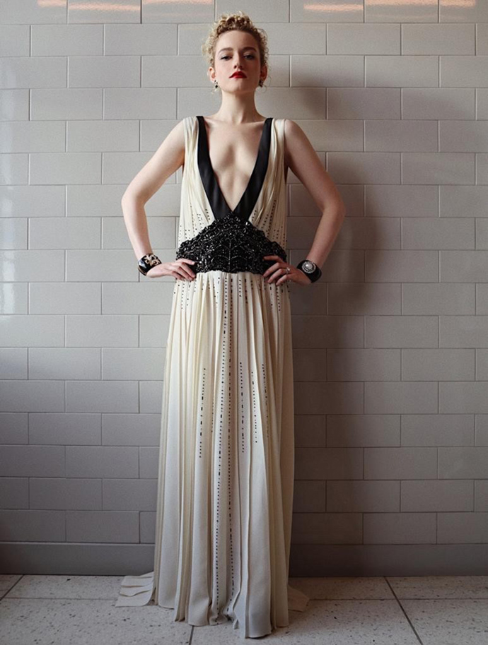  

Julia Garner v elegantních šatech inspirovaných 20. léty minulého století od Prady.
