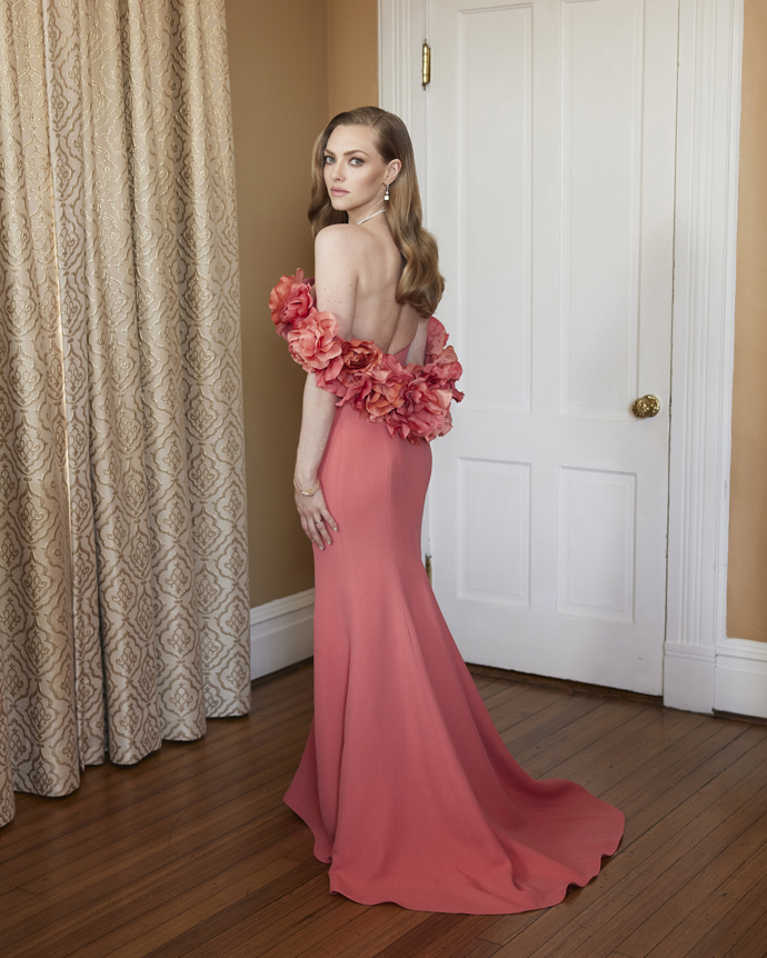  

Amanda Seyfried v klasicky střižené večerní róbě s jarním nádechem od Oscar de la Renta.
