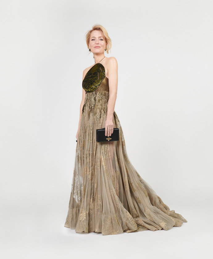  

Gillian Anderson v ručně vyšívané róbě a doplňcích Dior.
