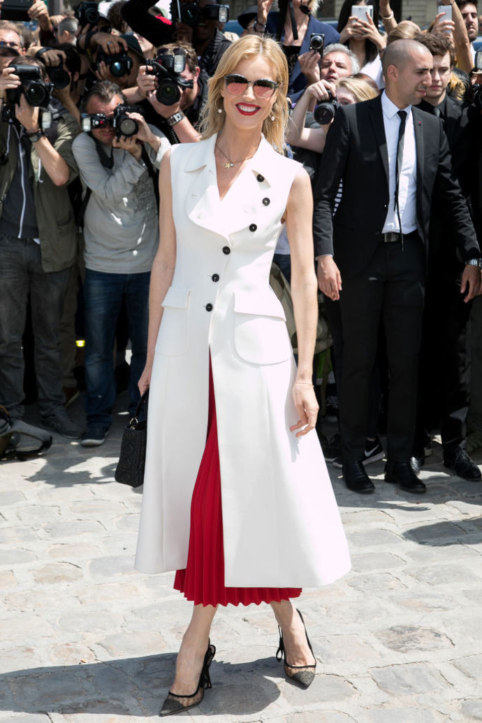  

Eva Herzigová před přehlídkou Christian Dior na pařížském fashion weeku v roce 2017.
