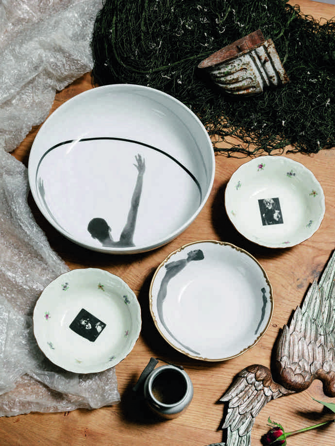  

Tono Stano nově navrhuje designový porcelán ve spolupráci s karlovarskou porcelánkou Thun. Ženské figury, jež se na jednotlivých kusech objevují, vychází z fotografií, které vznikly exkluzivně pro tento účel.
