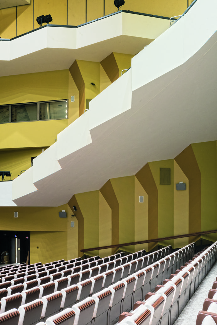  

Hlavní sál kongresového centra má ostře zalamované linie a jeho architektura se v mnohém podobá pozdním projektům Alvara Aalta.
