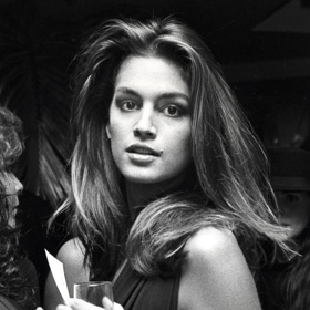  

CINDY CRAWFORD 

V juniorském ročníku však přišel obrat, fotograf Roger Legel, jehož povinností bylo běžné fotografování studentů, požádal Cindy, aby mu zapózovala. Fotografie se dostaly do DeKalb Nite Weekly a odtud až do modelingové soutěže Elite Model Management Look of the Year, kde se coby sedmnáctiletá stala finalistkou a pobočka Elite v Chicagu ji poté začal zastupovat.  
