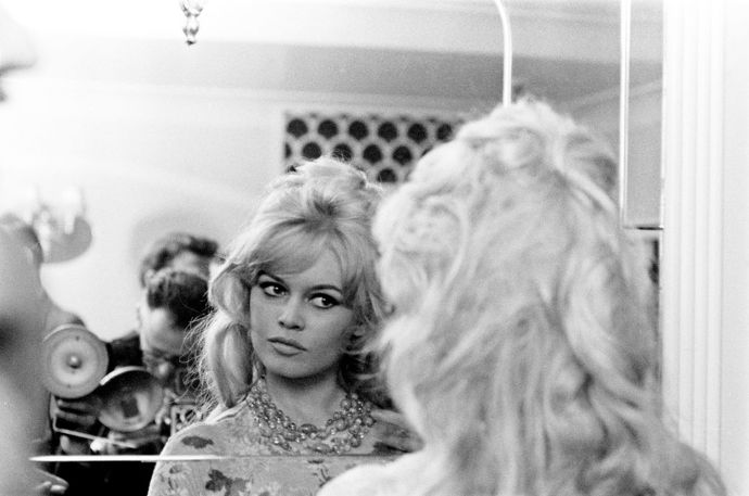Brigitte Bardot proslavila účes, kterému Francouzi přezdívají “choucroute”. Tento rádoby neupravený look ve stylu “právě jsem se probudila” z ní udělal nestárnoucí sexsymbol, a dokonce se stala i objektem maleb Andyho Warhola.
Brigitte Bardot proslavila účes, kterému Francouzi přezdívají “choucroute”. Tento rádoby neupravený look ve stylu “právě jsem se probudila” z ní udělal nestárnoucí sexsymbol, a dokonce se stala i objektem maleb Andyho Warhola.