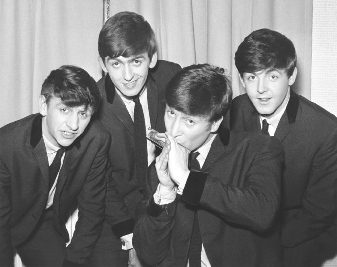 Ačkoliv je často zesměšňován celým světem, nic to nemění na faktu, že takzvaný “mop-top” vzbudil díky popularitě kapely Beatles doslova pozdvižení po celém světě. Mezi lety 1964 a 1966 ho měl na hlavě skoro každý.
Ačkoliv je často zesměšňován celým světem, nic to nemění na faktu, že takzvaný “mop-top” vzbudil díky popularitě kapely Beatles doslova pozdvižení po celém světě. Mezi lety 1964 a 1966 ho měl na hlavě skoro každý.