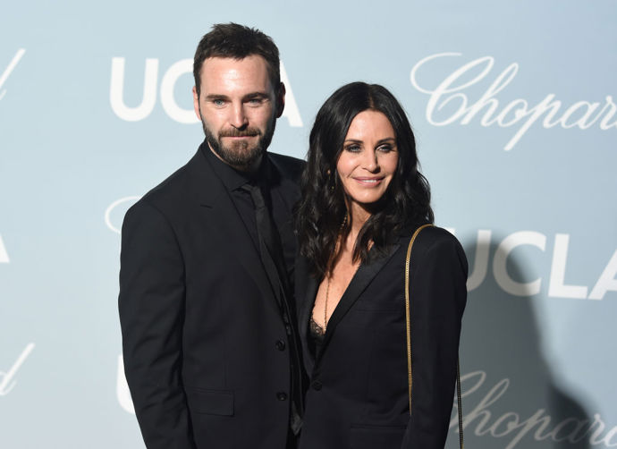 Ačkoliv byli zasnoubení herečka Courteney Cox a hudebník ze skupiny Snow Patrol Johnny McDaid se nikdy nevzali. “Není mým snoubencem. Byli jsme zasnoubení, ale teď jsme prostě spolu,” řekla Cox v show Ellen DeGeneres. “Zasnoubení jsme zrušili a on se přestěhoval do Anglie. Pak jsem se k sobě vrátili a je to lepší než dříve.”
Ačkoliv byli zasnoubení herečka Courteney Cox a hudebník ze skupiny Snow Patrol Johnny McDaid se nikdy nevzali. “Není mým snoubencem. Byli jsme zasnoubení, ale teď jsme prostě spolu,” řekla Cox v show Ellen DeGeneres. “Zasnoubení jsme zrušili a on se přestěhoval do Anglie. Pak jsem se k sobě vrátili a je to lepší než dříve.”
