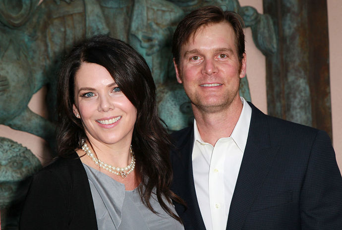 Chcete znát opravdový důvod, proč se Lauren Graham a Peter Krause nikdy nevzali? Ne, není to proto, že v seriálu Parenthood hráli sourozence. Prostě jsou jen šťastní s tím, jak se věci mají.
Chcete znát opravdový důvod, proč se Lauren Graham a Peter Krause nikdy nevzali? Ne, není to proto, že v seriálu Parenthood hráli sourozence. Prostě jsou jen šťastní s tím, jak se věci mají.