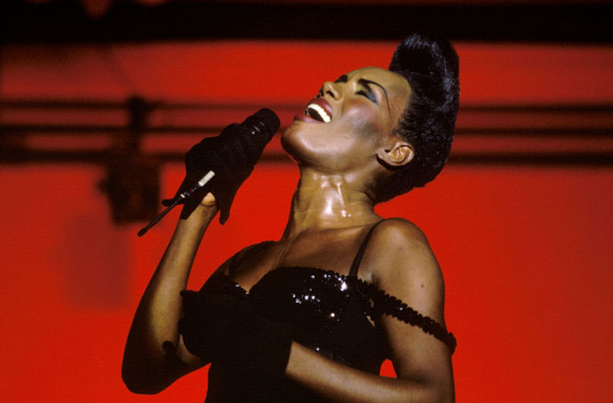 Po stranách krátký, nahoře dlouhý a v rovině... takový je jedinečný účes Grace Jones. Dnes již takto upravené vlasy symbolizují zlatou éru hip-hopu a v letech 1980 a 1990 byl mezi Afroameričany velice běžný.
Po stranách krátký, nahoře dlouhý a v rovině... takový je jedinečný účes Grace Jones. Dnes již takto upravené vlasy symbolizují zlatou éru hip-hopu a v letech 1980 a 1990 byl mezi Afroameričany velice běžný.