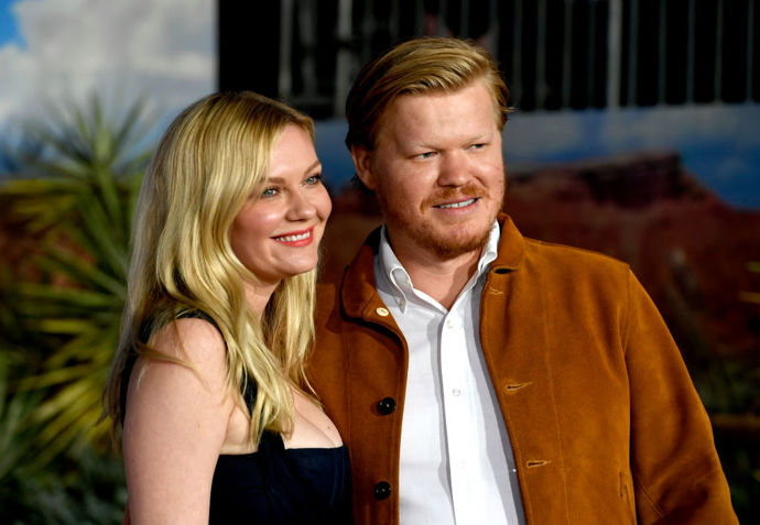 Fanoušci seriálu Fargo by si mohli myslet, že Kirsten Dunst a Jesse Plemons jsou svoji ovšem opak je pravdou. Pár je sice zasnoubení, ale k oltáři nechvátá. V roce 2018 se jim narodil syn a nedávno dvojice oznámila, že očekává dalšího potomka.
Fanoušci seriálu Fargo by si mohli myslet, že Kirsten Dunst a Jesse Plemons jsou svoji ovšem opak je pravdou. Pár je sice zasnoubení, ale k oltáři nechvátá. V roce 2018 se jim narodil syn a nedávno dvojice oznámila, že očekává dalšího potomka.