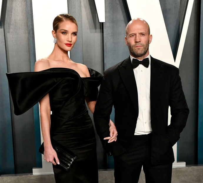 Rosie Huntington-Whiteley a Jason Statham začali randit po jedné párty v Londýně v roce 2009 a i přes dvacetiletý věkový rozdíl jsou stále spolu. I když Rosie tvrdí, že v manželství věří a Jason ji v roce 2016 požádal o roku, do chomoutu nespěchají. Je pro ně prý důležitější, že jsou spolu šťastní a spokojení a soustředí se především na výchovu svého syna.
Rosie Huntington-Whiteley a Jason Statham začali randit po jedné párty v Londýně v roce 2009 a i přes dvacetiletý věkový rozdíl jsou stále spolu. I když Rosie tvrdí, že v manželství věří a Jason ji v roce 2016 požádal o roku, do chomoutu nespěchají. Je pro ně prý důležitější, že jsou spolu šťastní a spokojení a soustředí se především na výchovu svého syna.