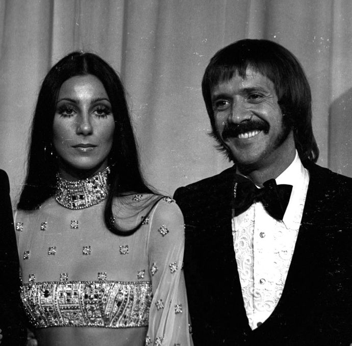 Cher i dnes zůstává stále jednou z nejdominantnějších postav popové éry. Od jejích hippie dnů až k dnešním vyprodaným koncertům v Las Vegas její dlouhé černé kadeře nemůžeme ve výštu nejikoničtějších účesů všech dob nezmínit.
Cher i dnes zůstává stále jednou z nejdominantnějších postav popové éry. Od jejích hippie dnů až k dnešním vyprodaným koncertům v Las Vegas její dlouhé černé kadeře nemůžeme ve výštu nejikoničtějších účesů všech dob nezmínit.