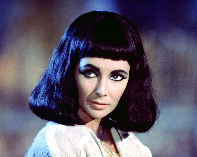 Věděli jste, že když Elizabeth Taylor a Richard Burton natáčeli v Itálii film Kleopatra, bylo kolem nich tolik povyku, že se zde dokonce zrodil pojem paparazzi? Takže když je řeč o ikonách... na Elizabeth je vhodné následování prakticky vše - i vlasy.
Věděli jste, že když Elizabeth Taylor a Richard Burton natáčeli v Itálii film Kleopatra, bylo kolem nich tolik povyku, že se zde dokonce zrodil pojem paparazzi? Takže když je řeč o ikonách... na Elizabeth je vhodné následování prakticky vše - i vlasy.