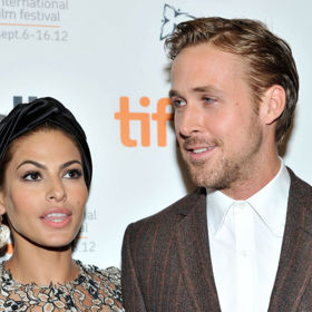 Ryan Gosling a Eva Mendez jsou spolu již přes dekádu. Setkali se v roce 2012 při natáčení filmu “Za borovicovým hájem” a vychovávají dvě dcery Esmeraldu a Amandu. Jejich vztah je velice soukromý, a proto ani o svém rozhodnutí nevstoupit do svazku manželského nechtějí mluvit.
Ryan Gosling a Eva Mendez jsou spolu již přes dekádu. Setkali se v roce 2012 při natáčení filmu “Za borovicovým hájem” a vychovávají dvě dcery Esmeraldu a Amandu. Jejich vztah je velice soukromý, a proto ani o svém rozhodnutí nevstoupit do svazku manželského nechtějí mluvit.