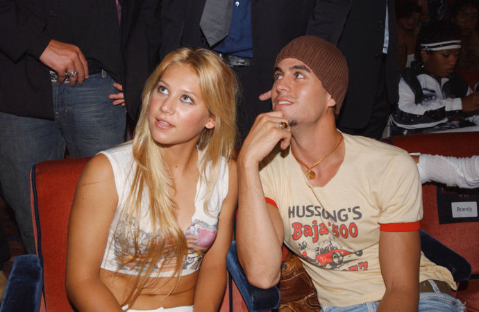 Tenisová hvězdička Anna Kournikova a zpěvák Enrique Iglesias začali randit v roce 2001, když se setkali při natáčení jeho videa k songu “Escape”. Tento pár je opravdu privátní, a i přes několik drbů o jejich svatbě si nikdy neřekli “ANO”. Mají již tři děti.
Tenisová hvězdička Anna Kournikova a zpěvák Enrique Iglesias začali randit v roce 2001, když se setkali při natáčení jeho videa k songu “Escape”. Tento pár je opravdu privátní, a i přes několik drbů o jejich svatbě si nikdy neřekli “ANO”. Mají již tři děti.