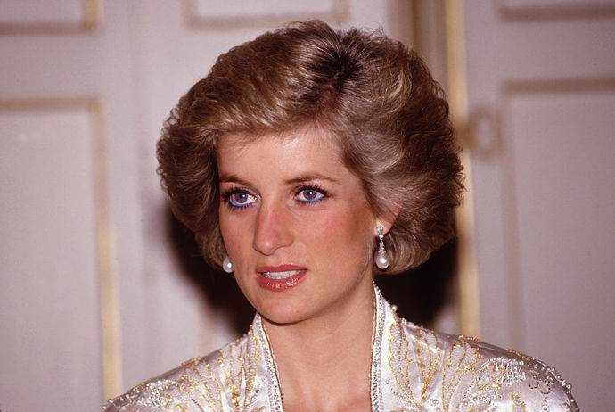 Lady Diana byla vzorem pro všechny ženy a dívky po celém světě. Popisovat rozsah jejího vlivu, který stále přetrvává i tolik let po její smrti, by zabralo mnoho času. Takže ať zvedne ruku ten, kdo byl ostříhaný jako ona.
Lady Diana byla vzorem pro všechny ženy a dívky po celém světě. Popisovat rozsah jejího vlivu, který stále přetrvává i tolik let po její smrti, by zabralo mnoho času. Takže ať zvedne ruku ten, kdo byl ostříhaný jako ona.