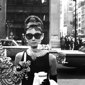 Tento naprosto dokonalý drdol Audrey Hepburn z filmu Snídaně u Tiffanyho jsme již zmiňovali. Postava Holly Golightly se díky němu řadí na špici všech žebříčků nejikoničtějších účesů celého století.
Tento naprosto dokonalý drdol Audrey Hepburn z filmu Snídaně u Tiffanyho jsme již zmiňovali. Postava Holly Golightly se díky němu řadí na špici všech žebříčků nejikoničtějších účesů celého století.