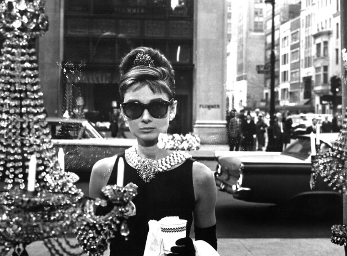 Tento naprosto dokonalý drdol Audrey Hepburn z filmu Snídaně u Tiffanyho jsme již zmiňovali. Postava Holly Golightly se díky němu řadí na špici všech žebříčků nejikoničtějších účesů celého století.
Tento naprosto dokonalý drdol Audrey Hepburn z filmu Snídaně u Tiffanyho jsme již zmiňovali. Postava Holly Golightly se díky němu řadí na špici všech žebříčků nejikoničtějších účesů celého století.