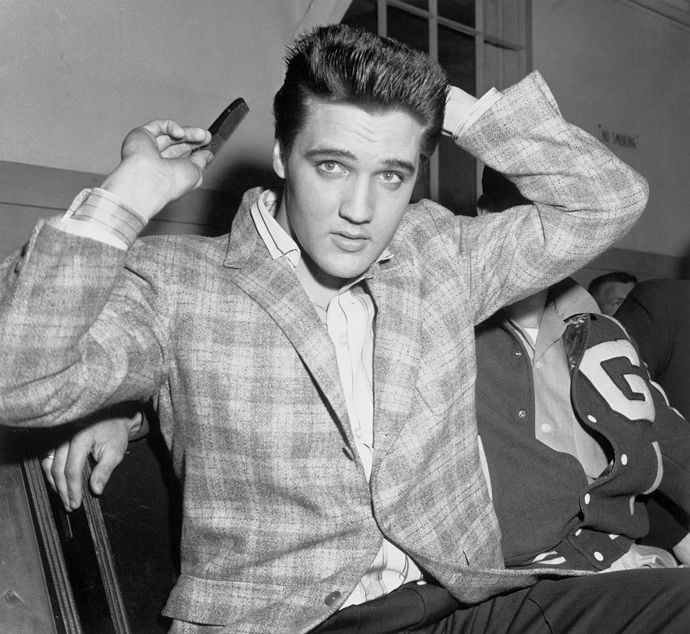 Vlna a kotlety Elvise Presleyho neboli účes rockabilly byl korunou krásy krále Rock 'n' Rollu.
Vlna a kotlety Elvise Presleyho neboli účes rockabilly byl korunou krásy krále Rock 'n' Rollu.