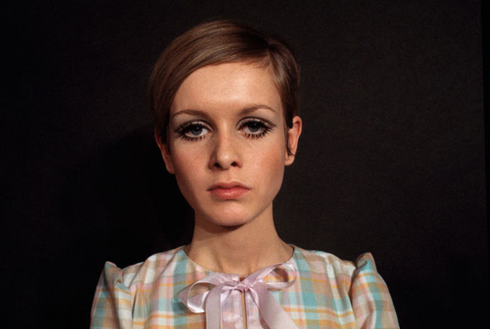 Modelka Twiggy se proslavila především díky svému androgynnímu vzhledu, extrémně hubené postavě a velkým očím. Ovšem opravdové slávy dosáhla až ve chvíli, kdy si ostříhala vlasy. Tento krok z ní udělal nestárnoucí ikonu šedesátých let a vynesl jí mnoho titulních stran těch nejprestižnějších časopisů.
Modelka Twiggy se proslavila především díky svému androgynnímu vzhledu, extrémně hubené postavě a velkým očím. Ovšem opravdové slávy dosáhla až ve chvíli, kdy si ostříhala vlasy. Tento krok z ní udělal nestárnoucí ikonu šedesátých let a vynesl jí mnoho titulních stran těch nejprestižnějších časopisů.