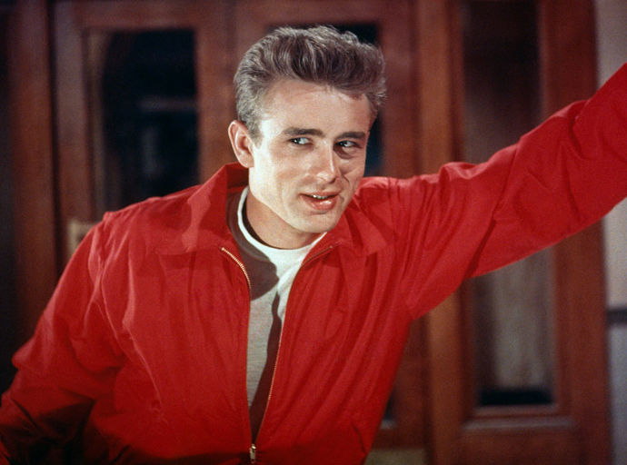 James Dean není jen jméno. James Dean je celá jedna generace, životní styl i filozofie. A tento kult “žít naplno a zemřít mladý” či “rebelství bez příčiny” se musel nutně promítnout i do kadeřnického průmyslu.
James Dean není jen jméno. James Dean je celá jedna generace, životní styl i filozofie. A tento kult “žít naplno a zemřít mladý” či “rebelství bez příčiny” se musel nutně promítnout i do kadeřnického průmyslu.