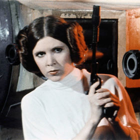 Komu se podaří stát se sexuálním i feministickým vzorem zároveň? Ano, dokázala to Carrie Fisher alias Princezna Leia ze Star Wars. Ona ve zlatých bikinách se svým ikonickým účesem byla předmětem merche i mnoha parodií...
Komu se podaří stát se sexuálním i feministickým vzorem zároveň? Ano, dokázala to Carrie Fisher alias Princezna Leia ze Star Wars. Ona ve zlatých bikinách se svým ikonickým účesem byla předmětem merche i mnoha parodií...