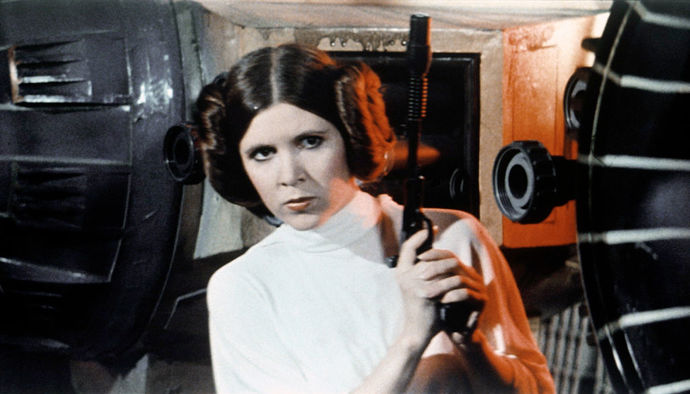 Komu se podaří stát se sexuálním i feministickým vzorem zároveň? Ano, dokázala to Carrie Fisher alias Princezna Leia ze Star Wars. Ona ve zlatých bikinách se svým ikonickým účesem byla předmětem merche i mnoha parodií...
Komu se podaří stát se sexuálním i feministickým vzorem zároveň? Ano, dokázala to Carrie Fisher alias Princezna Leia ze Star Wars. Ona ve zlatých bikinách se svým ikonickým účesem byla předmětem merche i mnoha parodií...