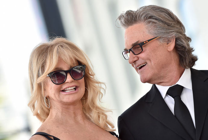 Jeden z nejoblíbenějších dlouholetých vztahů Hollywoodu Kurt Russell a Goldie Hawn jsou spolu již od roku 1983 a vychovali spolu tři děti - dvě z předešlého Goldiina manželství. K tomu, že nemá prstýnek se herečka vyjadřuje takto: “Už takhle se cítím být oddaná a není to něco, co by mělo dělat manželství? Mám ráda ten pocit, že se každé ráno probouzím a on je stále vedle mě ačkoliv máme volbu. Nevidím důvod ke svatbě.”
Jeden z nejoblíbenějších dlouholetých vztahů Hollywoodu Kurt Russell a Goldie Hawn jsou spolu již od roku 1983 a vychovali spolu tři děti - dvě z předešlého Goldiina manželství. K tomu, že nemá prstýnek se herečka vyjadřuje takto: “Už takhle se cítím být oddaná a není to něco, co by mělo dělat manželství? Mám ráda ten pocit, že se každé ráno probouzím a on je stále vedle mě ačkoliv máme volbu. Nevidím důvod ke svatbě.”